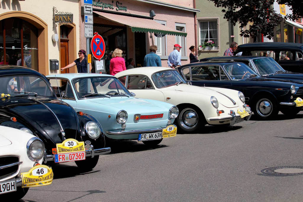 Schicke Autos, Prachtstcke lngst vergessener Marken: Auf dem Marktplatz in Sulzburg wurden Oldtimer-Fans fndig.