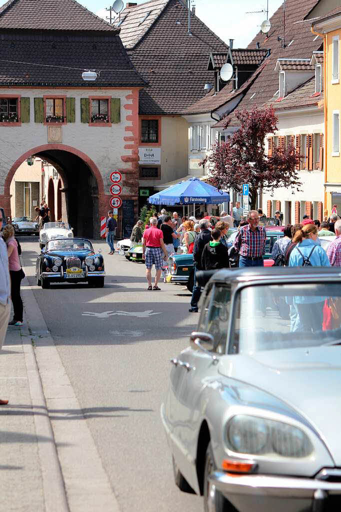 Schicke Autos, Prachtstcke lngst vergessener Marken: Auf dem Marktplatz in Sulzburg wurden Oldtimer-Fans fndig.