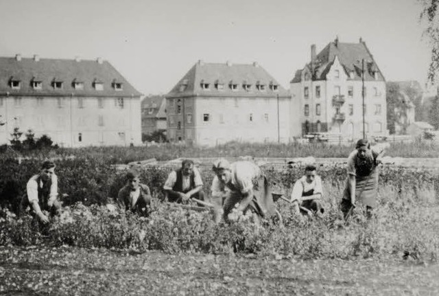 Das historische Bild zeigt rechts  Geb...n Weltkrieg schwer beschdigt wurde.    | Foto: privat