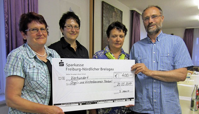 Eine Spende in Hhe von 400 Euro berr...Kirchenbauverein St. Barbara Nordweil.  | Foto: Reiner Merz