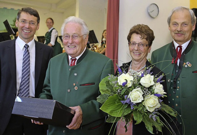 Ehrennadel und Prsente gab es fr Gn...rsitzender  Hanspeter Eckert (rechts).  | Foto: Sandra Decoux-Kone