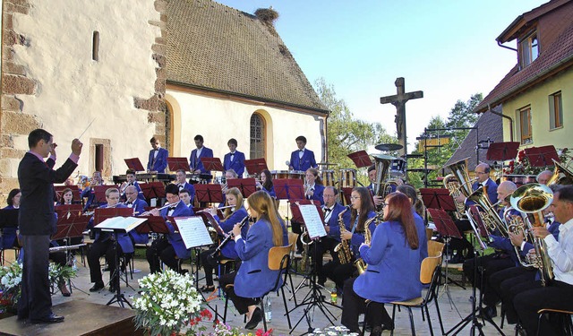 Selbst die Strche auf dem Kirchendach...ieen; links Dirigent Daniel Lambert.   | Foto: Pia Grttinger