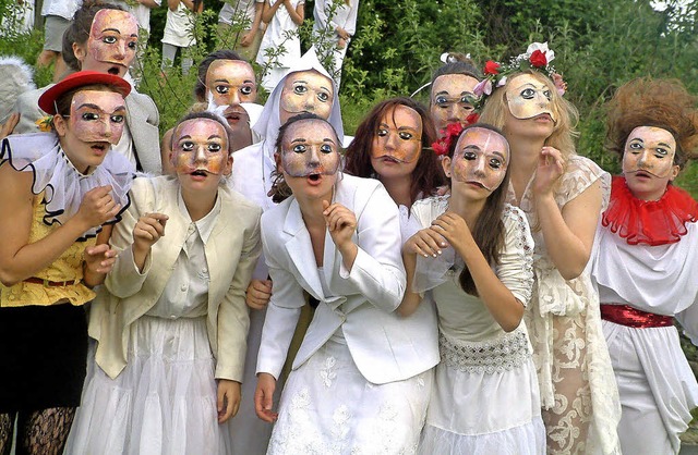 Szene aus  dem Mysterienspiel mit Masken im Rheinfelder Tutti Kiesi-Park   | Foto: Roswitha Frey