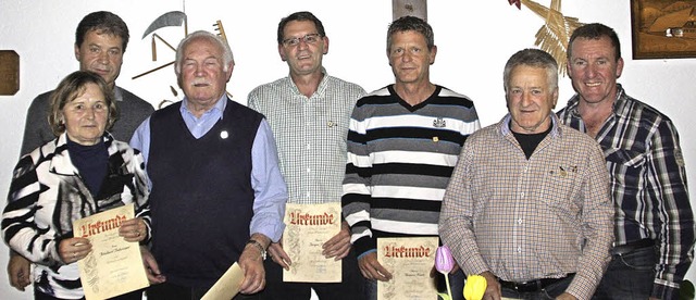 Geehrte beim Skiclub Wieden, eingerahm...n und Thomas Rueb, Erhard Strohmeier.   | Foto: ZVG