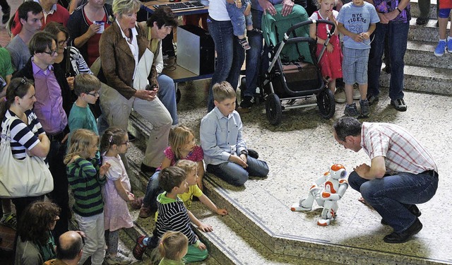 Der Nao-Roboter von Professor Klaus Dorer begeisterte nicht nur  die Kinder.   | Foto: carola bruhier