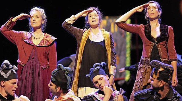 Wer hier das Sagen hat, ist klar:  Szene aus &#8222;Lysistratas Traum&#8220;     | Foto: theater