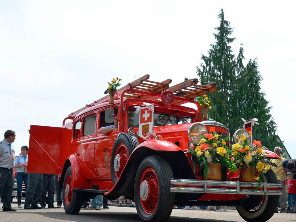 Den vielen Zuschauern wurde  was frs Auge geboten: ein festlich geschmckter Oldtimer der Feuerwehr Mhlin als Sonderlschfahrzeug,  ausgestattet mit einer Zapfanlage (links).  „Mehr Schlauch“ lsst nur in  mhevoller Handarbeit bieten. (rechts).
