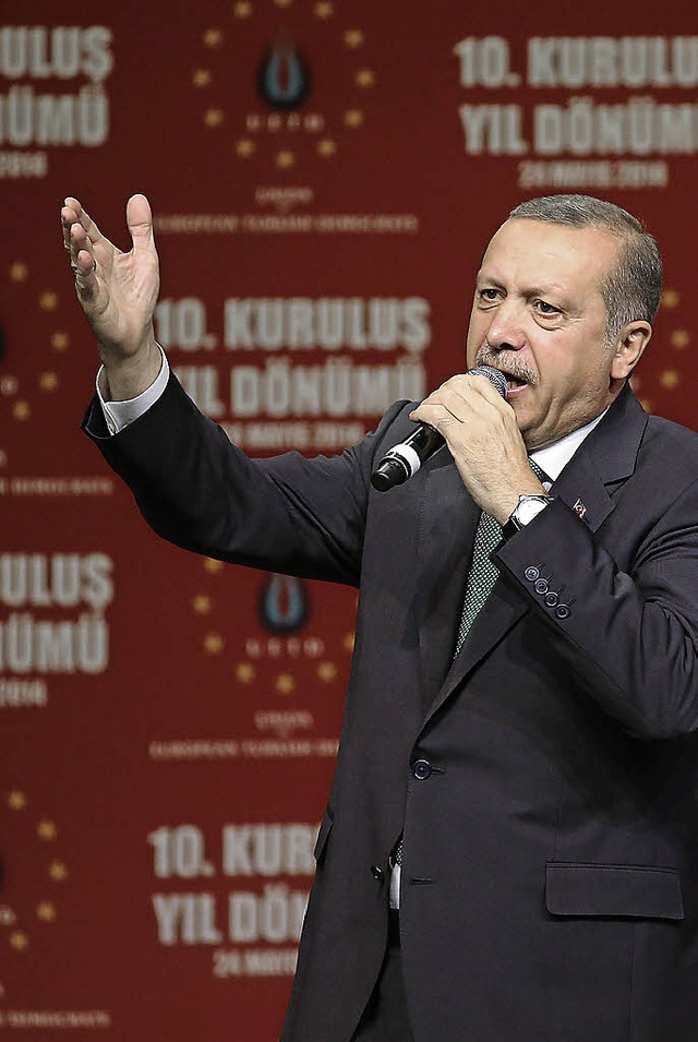 Von Kritik will Erdogan auch in seiner Klner Rede nichts wissen.   | Foto: dpa