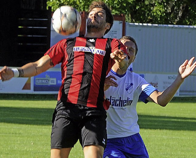 Guiseppe Catanzaro (links, gegen den E... Entscheidung beim 3:1 gegen den TuS.   | Foto: Schn