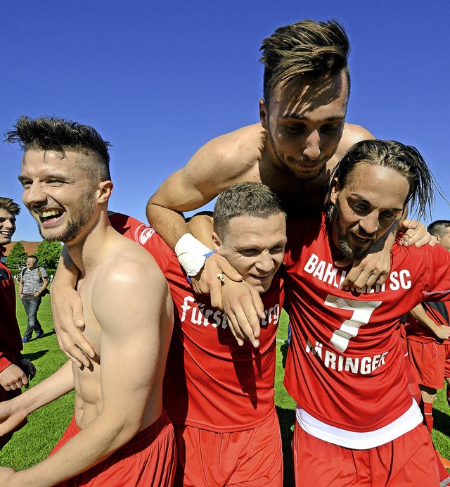 Groe Erleichterung bei den Bahlinger ...n des Klassenerhalts in der Oberliga.   | Foto: Patrick Seeger