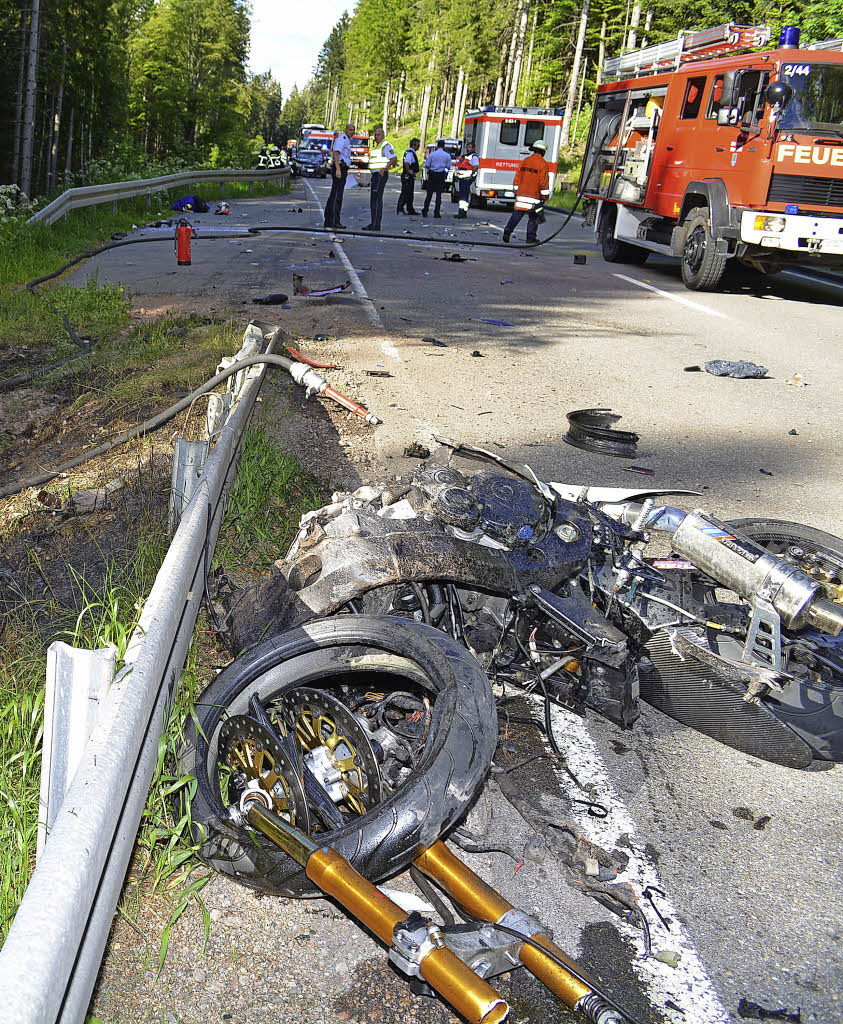 Zwei Motorradfahrer Sterben Bei Unfall Im Hochschwarzwald - Südwest ...