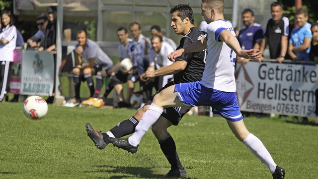 Wie im Duell Oguz Gk gegen Fabian Sch...lten die Hausener am Ende die Oberhand  | Foto: Schwarz