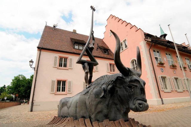 Auch der Europastier vor dem Breisache... Beziehung der Mnsterstadt zu Europa.  | Foto: Benedict Glockner