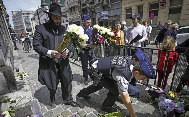 Blumen und Kerzen fr die Opfer des Anschlags   | Foto: dpa