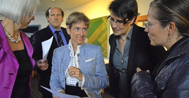 Gespannte Gesichter: Landrtin Marion ...e) gab die EU-Wahlergebnisse bekannt.   | Foto: Barbara Ruda