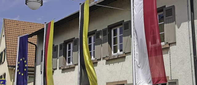 Alle Fahnen versammelt: Das Heitersheimer Rathaus bekennt am Wahltag Flagge.   | Foto: martin pfefferle