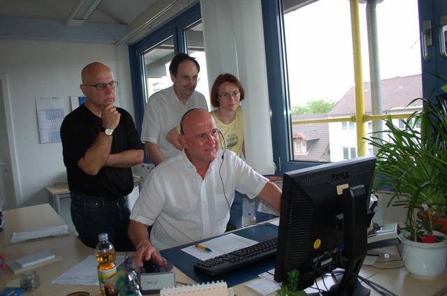 Kreiswahlleiter Michael Loritz (von li...erwarten gespannt das erste Ergebnis.   | Foto: hubert rderer