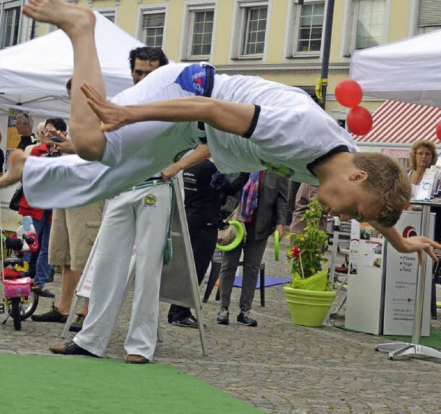Als gb&#8217;s keinerlei Schwerkraft:...ebt beim Capoeira ber dem Marktplatz.  | Foto: Sylvia-Karina Jahn