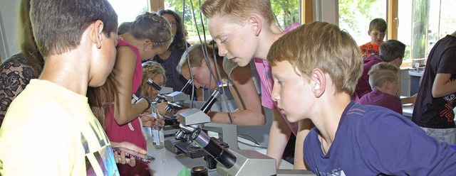 Schulfest Denzlingen:Naturwissenschaft...stand auf dem Programm beim Schulfest.  | Foto: Andrea Steinhart