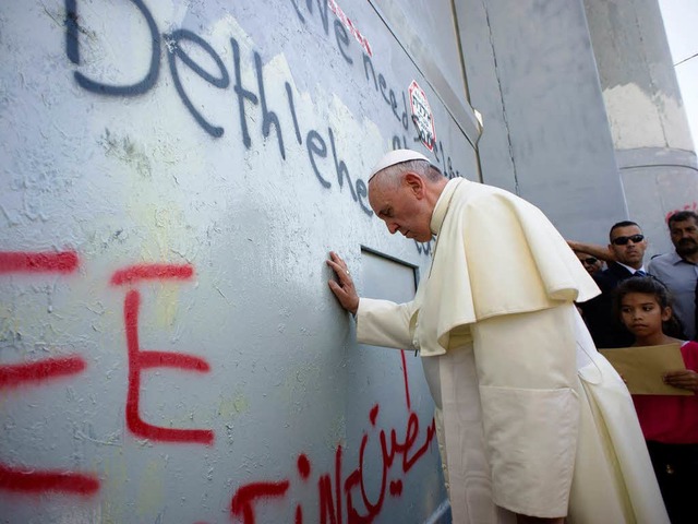 Papst Franziskus betet an der Grenzmauer.  | Foto: AFP