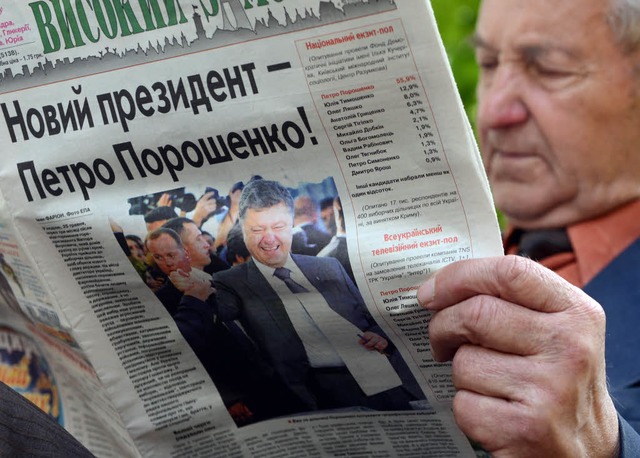 In der Zeitung steht&#8217;s: Der knf...&#8211; und will Frieden mit Russland.  | Foto: AFP