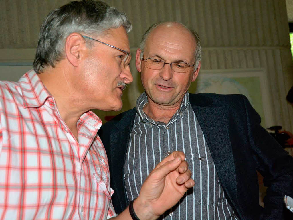 Wahlleiter Huber und Uwe Claassen (Freie Whler), der erst mit dem  letzten hereinkommenden Bezirk Stimmenknig wurde.