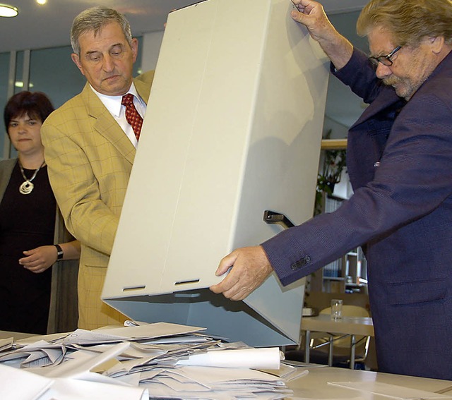 Die Urne mit den Stimmzetteln wird im Gundelfinger Rathaus geleert.  | Foto: Andrea SteinharT