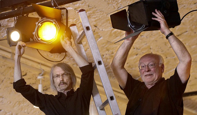 Vorsitzender Helmut Frenzer (links) un...l wollen die Scheinwerfer abschalten.   | Foto: Bastian Henning