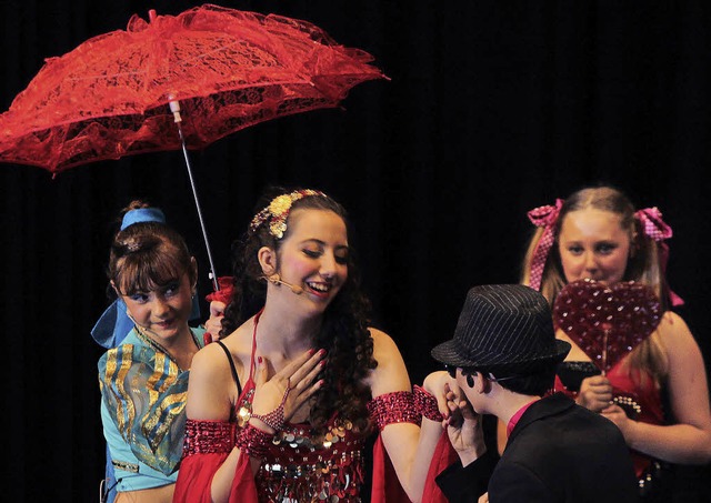 Begeisterung beim Musical Aladin: Mit ...blikum in der vollbesetzten Festhalle.  | Foto: Christa Maier