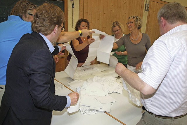 Kenzinger Wahlhelfer beim Auszhlen von Stimmen.  | Foto: Haberer