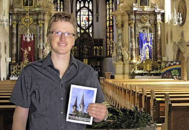 Diakon Michael Stemann mit dem neuen  ...ichte der  Pfarrkirche St. Laurentius.  | Foto: Ute Schler