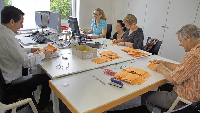 Stimmenauszhlung in Rheinhausen: Am M...d dann fr den Gemeinderat ausgezhlt.  | Foto: Ilona Hge