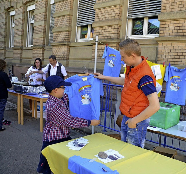 Die neuen Schul T-Shirts waren sehr gefragt.  | Foto: Schimanski