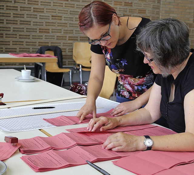 Mhsames Werk: Wahlhelferinnen beim Au...Stimmzettel gestern in der Stadthalle.  | Foto: Sandra Decoux-Kone