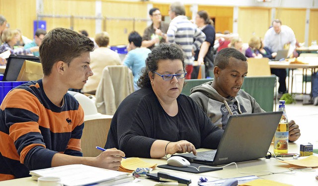 Einer liest die Zettel vor, einer gibt...ein und der dritte im Team berprft.   | Foto: Ralf H. Dorweiler