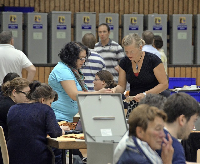 Beim Auszhlen der Gemeinderatsstimmze...m Zettel volle Aufmerksamkeit zuteil.   | Foto: Ralf H. Dorweiler