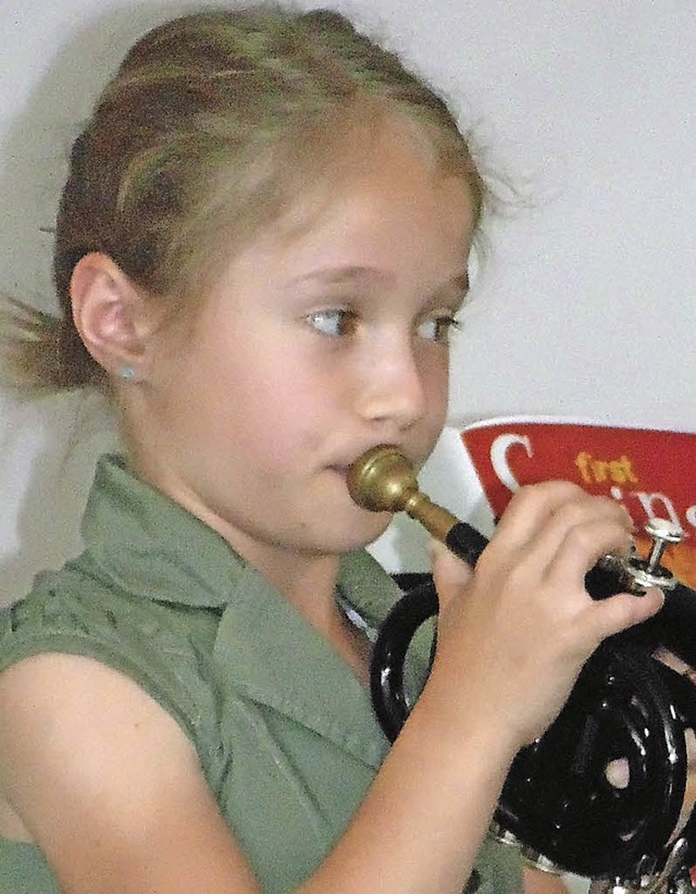 Klein, aber oho: Nachwuchstalent Lenja spielte auf einer Pocket-Trompete.   | Foto: Gottstein