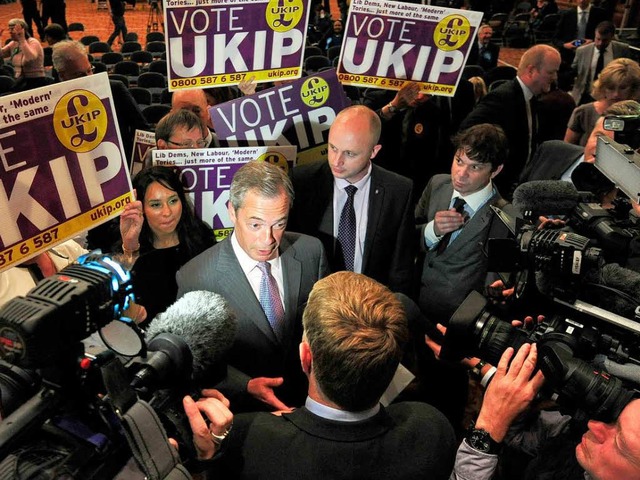Im Mittelpunkt des Interesses: Ukip-Chef Nigel Farage in der Wahlnacht  | Foto: AFP