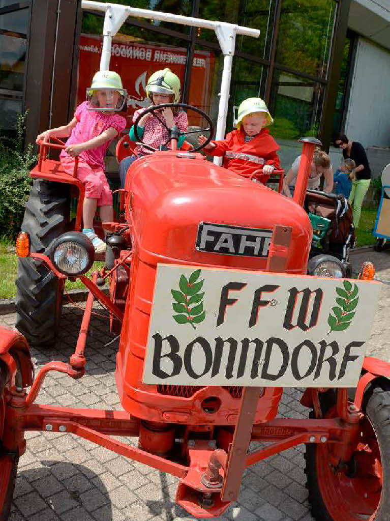 Fr die Kinder war auch der alte Feuerwehr-Traktor interessant.
