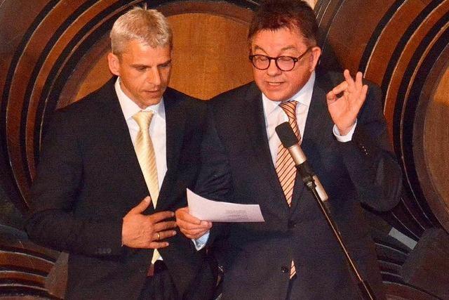Landtagspräsident Wolf löst Strafe des Gauklerprangers ein