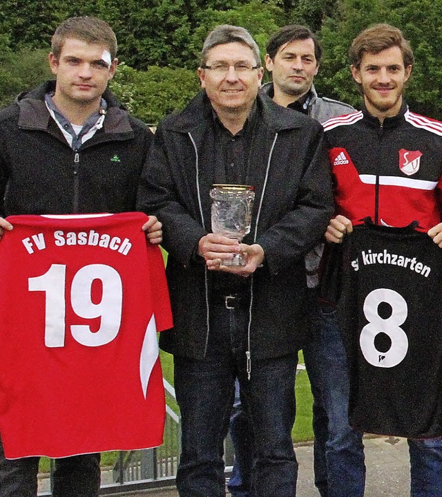 Zwei Finalisten, ein Pokal: Die Kapit...elleiter Matthias Wlke in die Mitte.   | Foto: Hecht