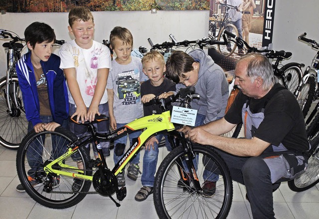 Fahrradreparatur mit dem Experten: Kfz... den Kindern seine Tricks und Kniffe.   | Foto: Paul Schleer