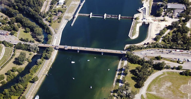 Einzige Zufahrt weit und breit fr Bre...   Einkaufstouristen: die Rheinbrcke   | Foto: Benjamin Bohn