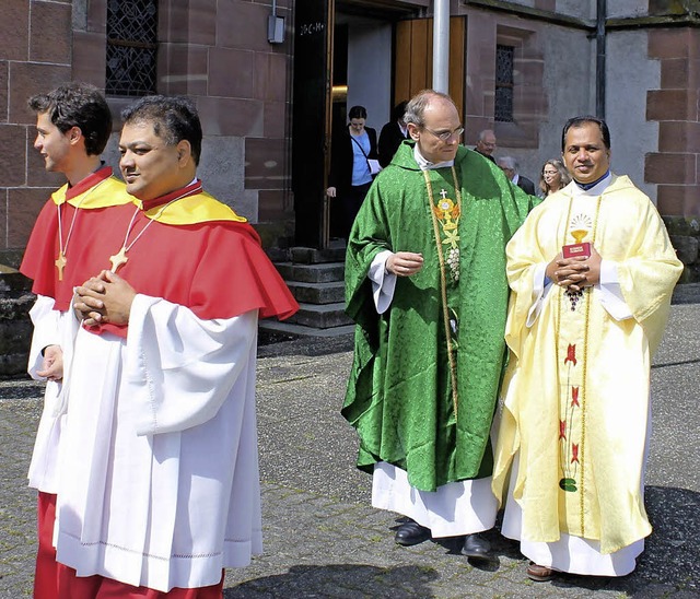 Pfarrer Uwe Schrempp (grn) und der in... Bijou (gold), nach dem Gottesdienst    | Foto: Albert Greiner