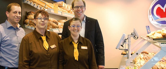 Matthias Schirrmaier (Verkaufsleiter, ...nks) und Liliana Moreira-Wolters ein.   | Foto: Herbert Frey