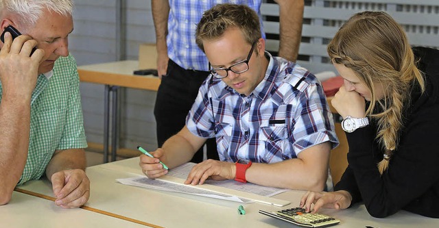 Mhsames Werk:. Wahlhelfer und Wahlhelferinnen beim Auswerten der Stimm zettel  | Foto: Decoux-Kone