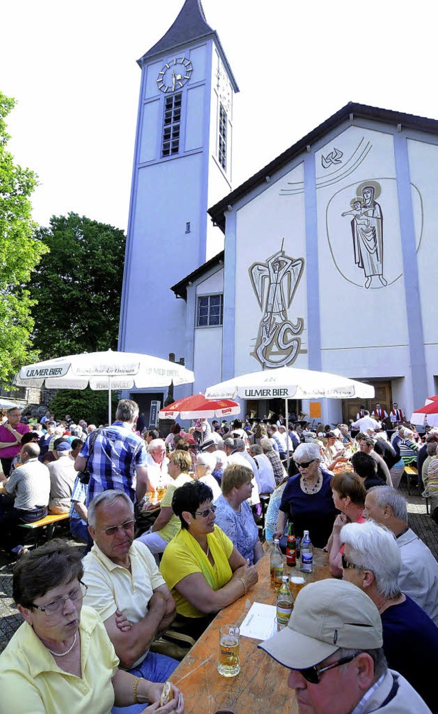Im Schatten des Kirchturms lieen sich...m Kirchplatzfest bestens unterhalten.   | Foto: wolfgang knstele