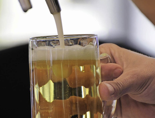 Auch wenn in  Ratssitzungen unterschie...hnliches Bier miteinander zu trinken.  | Foto: Archivfoto:  Gollrad