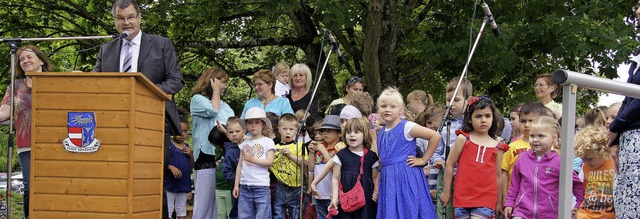 Am Sonntag feierten Kinder, Eltern und...uderjan (links) lobte die Einrichtung.  | Foto: Ilona Hge