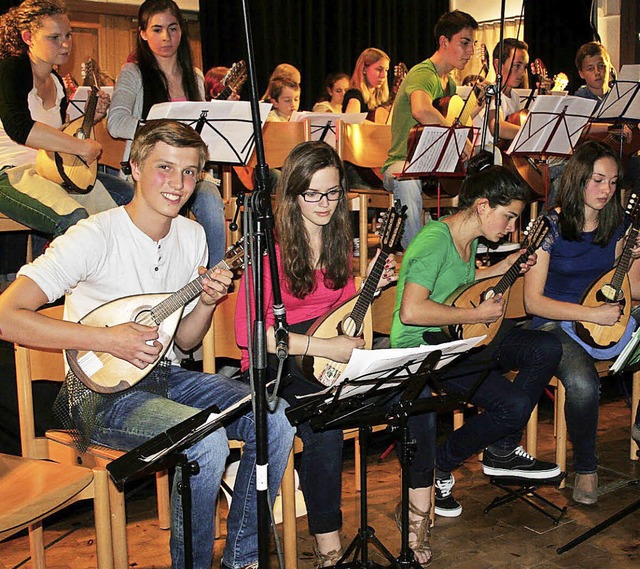 Der Nachwuchs vom Mandolinenverein Kol...Konzert im voll besetzten Brgersaal.   | Foto: Karin Heiss